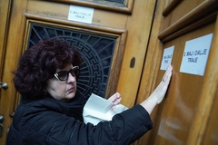 Roditelji ubijene djece u Ribnikaru zalijepili poruke na zgradi Vladi Srbije (FOTO)