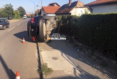 NESVAKIDAŠNJA NEZGODA: Početnik se uključivao na glavnu ulicu pa prevrnuo auto na bok (FOTO)