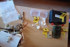 Policija u pretresu stana našla drogu, oružje i municiju