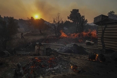 Vatrogasci u Grčkoj i dalje vode borbu s požarima na tri fronta