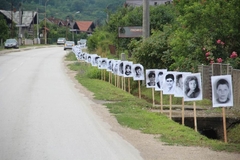 "Za ove zločine niko nije odgovarao":Policija naredila uklanjanje fotografija s puta prema Potočarima, prebačene u dvorišta kuća