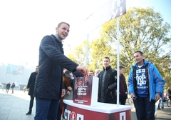 "Zna li Milorad šta znači teško živjeti“ Mladi na Trgu Krajine organizovali akciju prikupljanja pomoći za porodicu Dodik