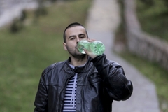 Marin Čuturić iz Fojnice zbog rijetkog poremećaja rada hipofize dnevno pije i do 27 litara vode, jer bi inače njegovo tijelo dehidriralo.