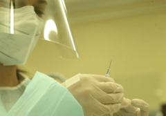 PRVE DOZE IZ "KOVAKSA" U isporuci koja za osam dana stiže u BiH ukupno 23.400 Fajzerovih vakcina