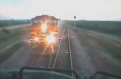 Kod Sremske Mitrovice došlo do sudara voza i automobila! Automobil POTPUNO smrskan (FOTO)