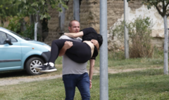 POTRESNE SCENE NA SAHRANI Noinu majku slomljenu od bola iznosili u naručju (FOTO)