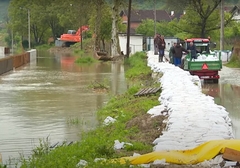 NAJVEĆI TALAS TEK SLIJEDI Kupa i Korana u Karlovcu prešle 800 cm, Una poplavila kuće Hrvatske Kostajnice
