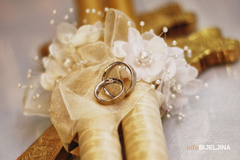 Svekrva se pojavila na svadbi sa tanjirom kolača i ponudila jedan snaji: Taman je htjela da zagrize, kada je mladoženja skočio, svi su ostali u šoku