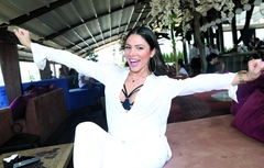 POLUGOLA NA SCENI Sandra Afrika izašla u brushalteru i helankama, pa počela da se uvija