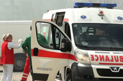 MAJKA I SIN UMRLI U RAZMAKU OD PAR SATI Ona poginula u udesu, njega ljekari ZATEKLI MRTVOG