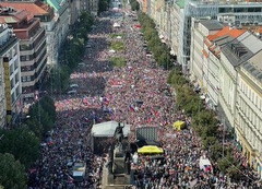 Usred Evrope protest protiv NATO i EU: Oko 70.000 ljudi u povorci /VIDEO/