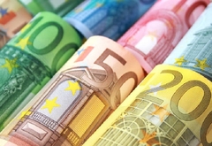 EVRO "RASTE"! Dolar i švajcarski franak oslabili