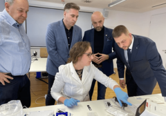 DONACIJA LOPARSKOM DOMU ZDRAVLJA Njemačka kompanija darovala aparat za BRZO TESTIRANJE antigena NA KOVID-19