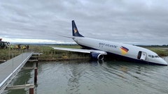 Drama na jugu Francuske: Avion promašio pistu i završio u jezeru