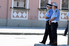 Čiju obuću nose policajci Srpske: Stanić tvrdi da su domaće cipele uvezene kao strane, ministar Lukač nema takve informacije