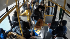 ŽESTOKA TUČA ZBOG MASKE Putnik napao kontrolorku koja ga je opomenula zbog kršenja mjera (VIDEO)