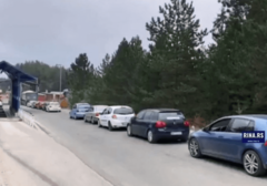 KOLONE NA GRANICI SA CRNOM GOROM Od ranog jutra Srbi pohrlili kućama, najveći haos TEK SLIJEDI