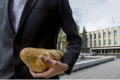 "NEMAJU HLJEBA DA JEDU" : Za "bijeli hljeb" već stiglo devet zahtjeva bivših poslanika