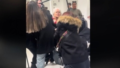 ŽENE SE POTUKLE ZBOG JAKNE: Haos na "Crni petak" - Razdvajalo ih obezbjeđenje (VIDEO)