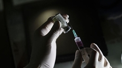 BRITANSKI MEDIJI OPTUŽUJU Plaćali stručnjacima da napadaju vakcine konkurencije