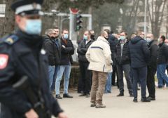 Okupili se ispred Narodne skupštine RS: Policijski službenici traže pravo da se ODREKNU DUPLOG RATNOG STAŽA