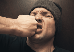 KRVAVA TUČA U DOBOJU Povrijeđenom ugrožen život, osumnjičeni uhapšen