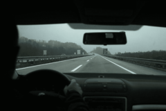 PARKIRALA I OTIŠLA U GRAD Žena iz Bjelovara (77) vozila auto u prvoj brzini, pa se zapalio