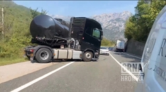 Teška nesreća na M17: Sudar kamiona, cisterne i automobila