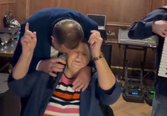 "Sve da voli ona ga učila" Milorad Dodik s majkom zapjevao hit Indire Radić