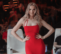 "SREDI TAJ KLJUN" Rada Manojlović na meti kritika zbog fizičkog izgleda, jednom rečenicom začepila usta hejterima