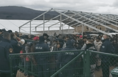 POLICIJA KONTROLIŠE SITUACIJU U KAMPU "LIPA" Crveni krst osigurava hranu za migrante