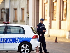 Bombom oštećena dva vozila i kuća