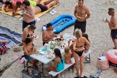 Na plaži kod Makarske postavili sto za ručak, ponijeli i lonac