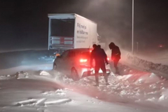 Hiljade vozača zaglavljeno na putevima oko Pariza zbog snijega