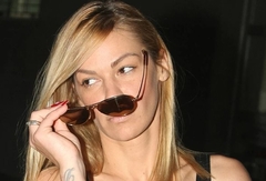 BEKVALČEVE “ŽARE I PALE” Sestre pozirale na plaži, obline u prvom planu