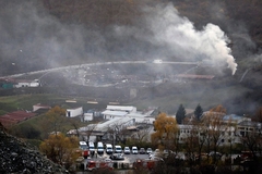 Još uvijek se dimi, zabranjen pristup fabrici u Leštanima