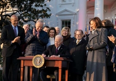 "Zadao udarac mržnji" Džo Bajden potpisao zakon o gej brakovima; Bijela kuća u LGBTQ bojama! /FOTO/