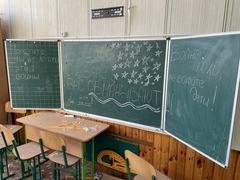 Poruke ruskih vojnika u školi koja im je bila baza /foto/: „Braćo Sloveni, varaju vas“