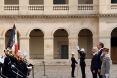 Vučić dočekan sa vojnim počastima u Parizu, uz himnu Srbije