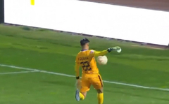 Nevjerovatna scena: Golmana u naletu panike zabio autogol VIDEO