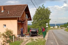 Automobil izletio sa puta u Banjaluci i završio na krovu