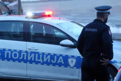 Državljanin Hrvatske gađao betonskim predmetima vozilo, pa prevezen na psihijatriju