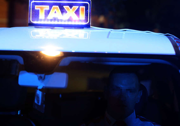 Poslanik ušao u taksi pa umro