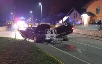 Težak sudar u Cazinu, jedno vozilo prevrnuto na krov