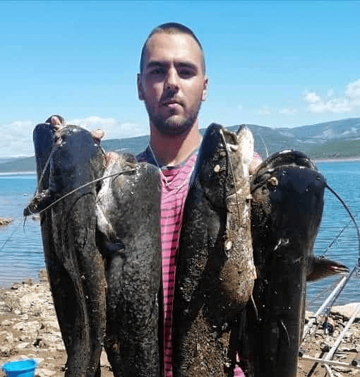 Aleksandar  Denda za jedan dan u Bilećkom jezeru ulovio deset somova