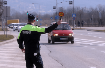 HAPŠENJE U TESLIĆU Nesavjesni vozač na vrijeme sklonjen sa puta