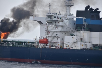 Naftni tanker koji su pogodili Huti i dalje gori: Raketa uništila rezervoar, Amerikanci i Britanci se odmah OSVETILI!