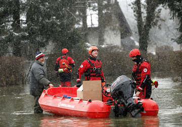 Poplave na istoku Hrvatske: Voda ušla u porodične kuće, saobraćaj otežan