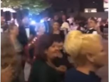Vesela na kćerkinoj svadbi: Sebija Izetbegović povela kolo sa gostima na slavlju