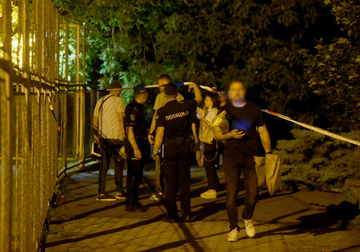 Zločin u školskom dvorištu: Uhapšen maloljetnik (17) koji je usmrtio jednog, a teško ranio drugog mladića